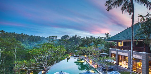 Villa Bukit Naga, Pool bei Sonnenuntergang