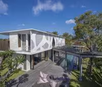 Villa Issi, Villa Außen